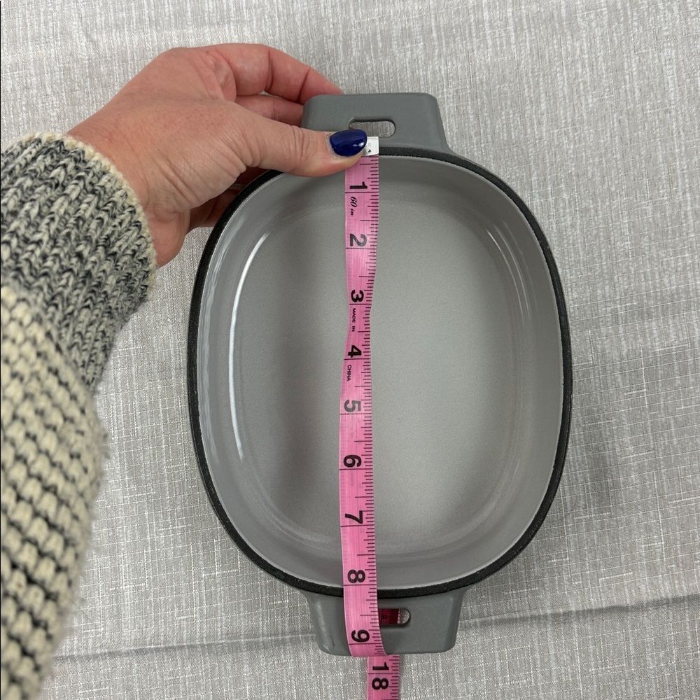 Pampered Chef Small Two-Tone Gray Enameled Cast Iron Casserole Dish w/Handles - Picture 4 of 5